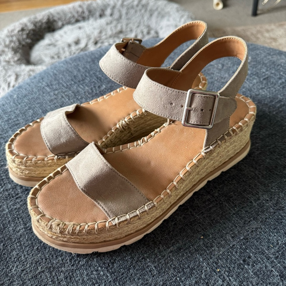 Universal Thread Tan Platform sandals size 9